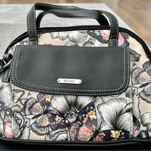 Multi colored crossbody bag.  Outside pocket Inside 2 slip pkts and 2 zip pkts